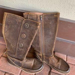 9.5 but runs a little small! Never worn.